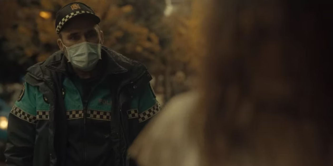 Ramos como policial usando máscara em Infiesto