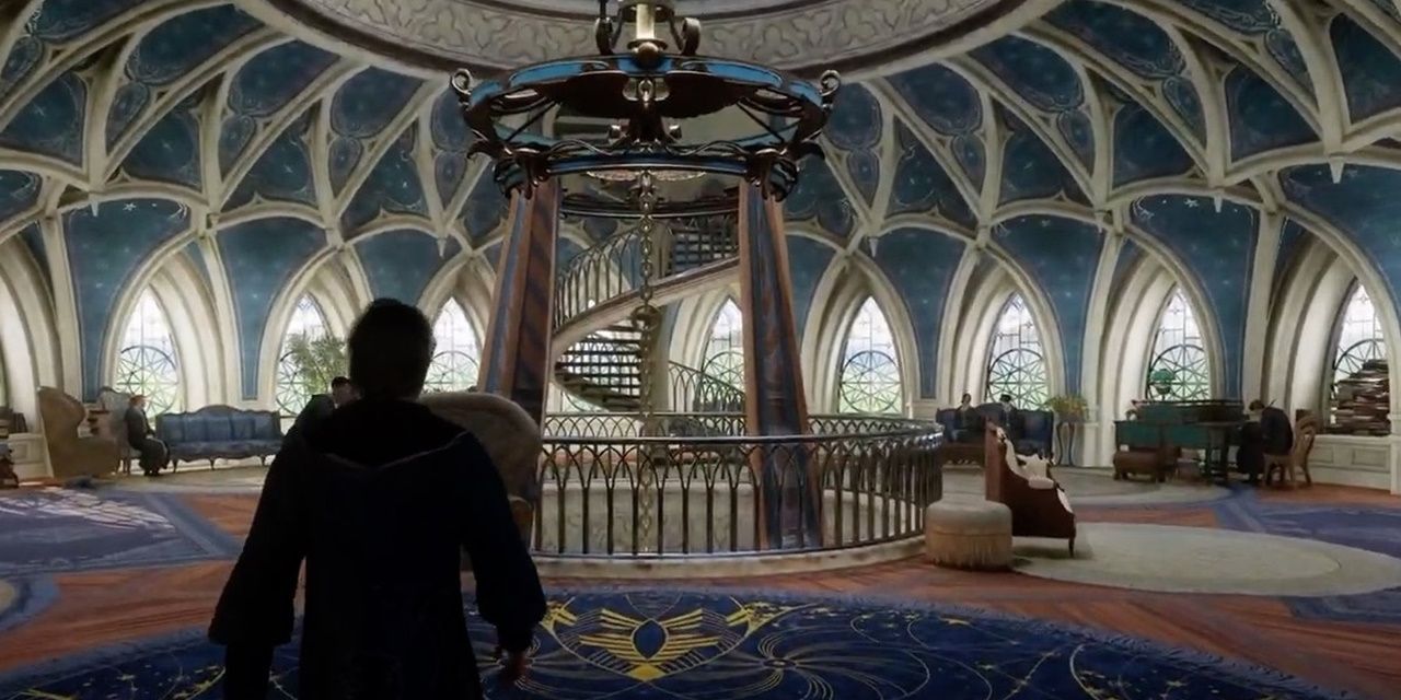 Sala Comunal da Corvinal em Hogwarts Legacy.  Aluno entrando no corredor.  Belo design de parede curva com muita arte em todos os lugares.  Azuis e tons dourados.  Sofás espalhados pela sala, muitas janelas e uma escada em caracol nos fundos.