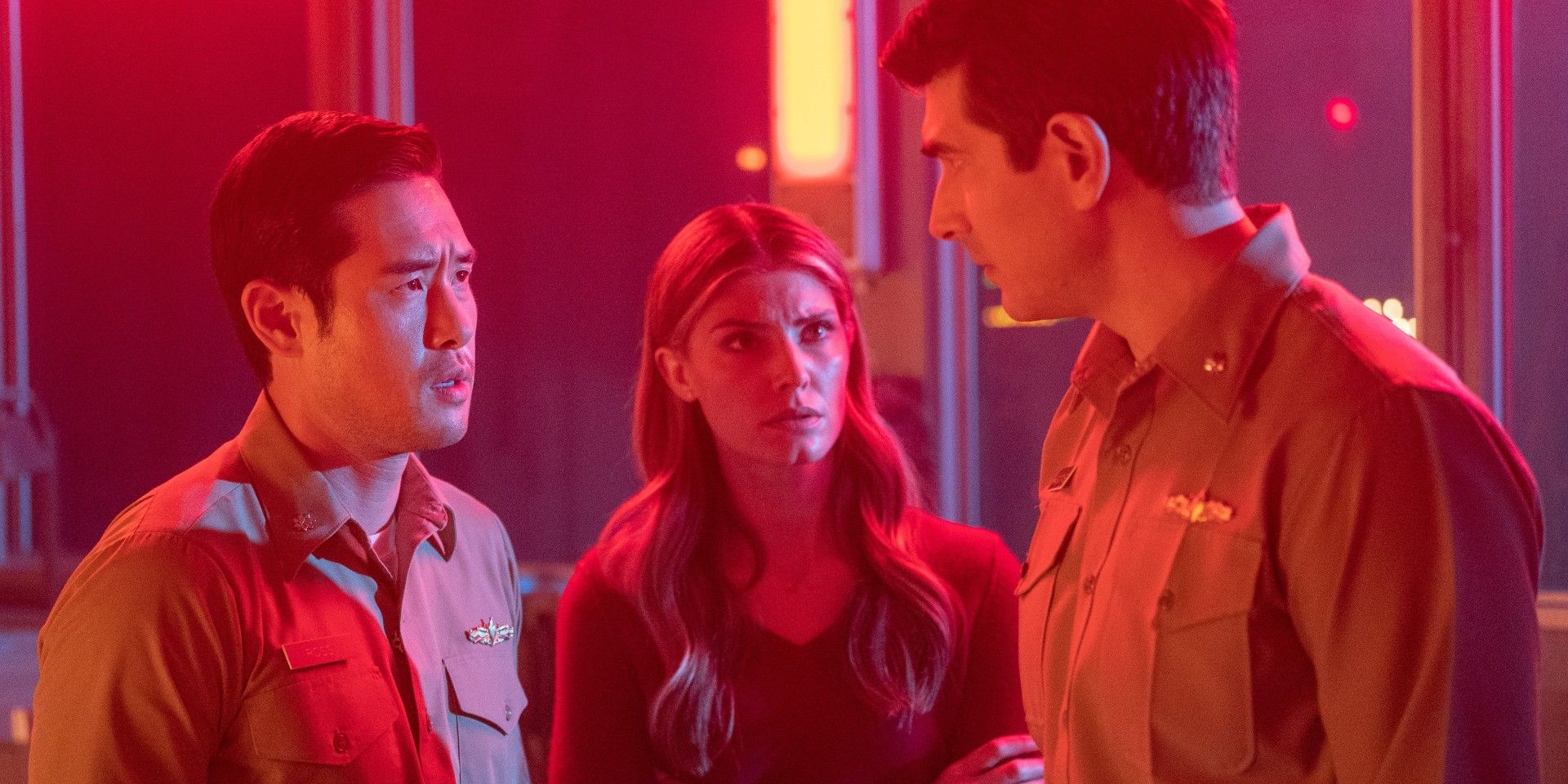 Raymond Lee, Caitlin Bassett e Brandon Routh em Salto Quântico