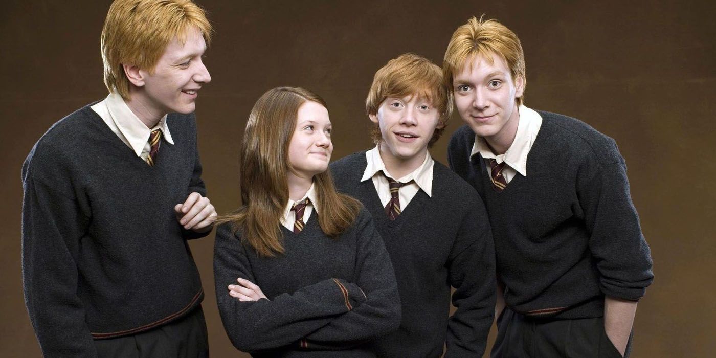 Gina e Rony Weasley posam com seus irmãos Fred e Jorge em imagem promocional da franquia Harry Potter