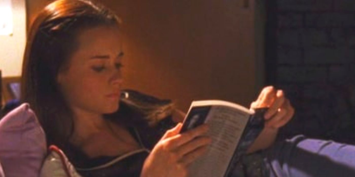Rory reading a book in bed in season 4 of Gilmore Girls