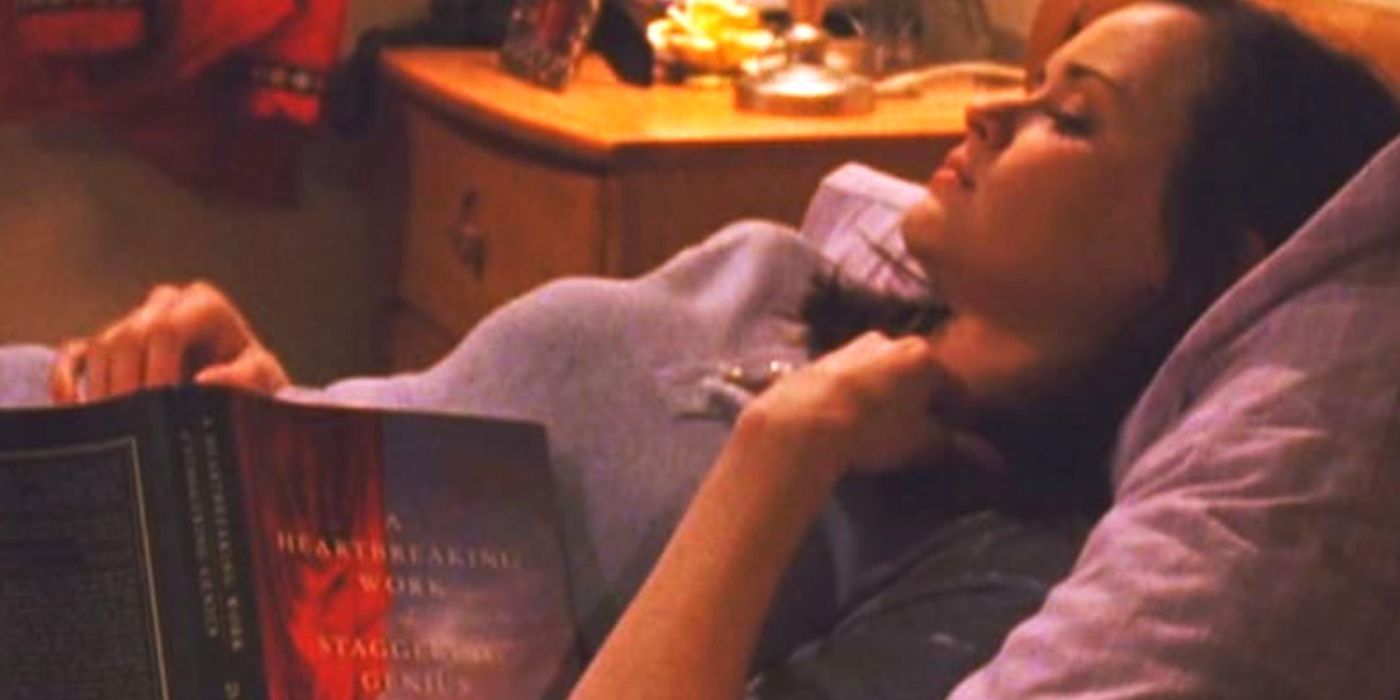 Rory reading a book in bed in season 5 of Gilmore Girls