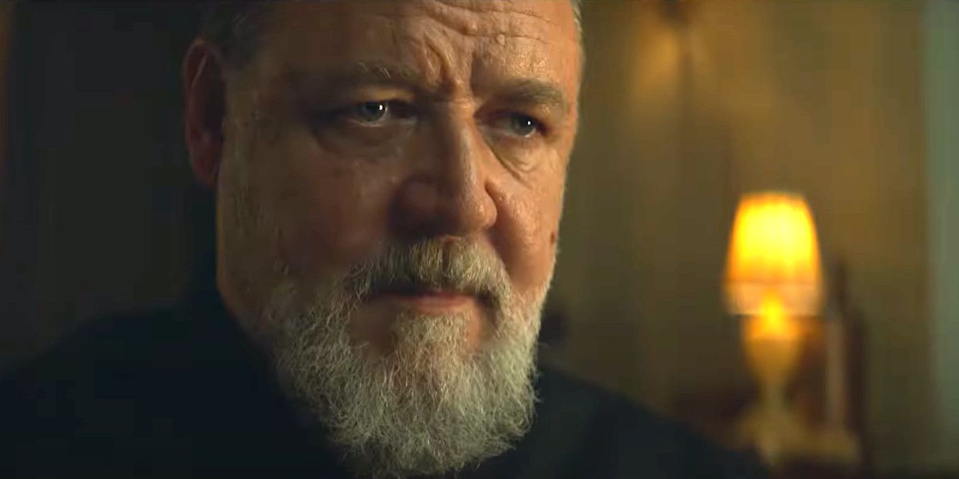 Russell Crowe nel ruolo di Padre Amorth in L'Esorista del Papa fa una faccia molto seria in uno spazio scarsamente illuminato