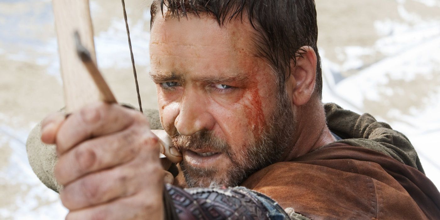 Russell Crowe with a bow and arrow in Robin Hood