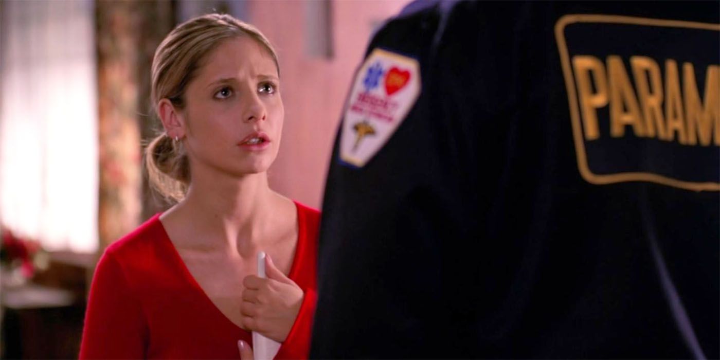 Sarah Michelle Gellar in The Body Buffy listening to paramedic