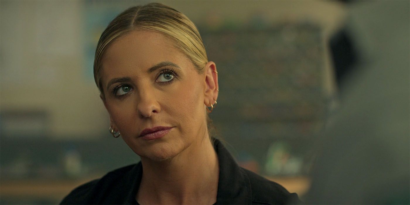 Sarah Michelle Gellar looking at someone in Wolf Pack 