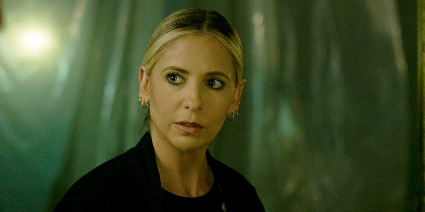 Sarah Michelle Gellar looking to her side in Wolf Pack