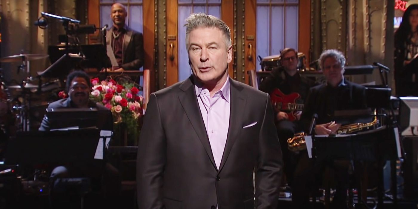 Alec Baldwin fazendo um monólogo no SNL