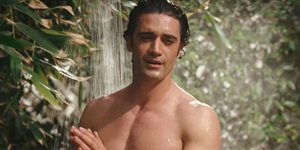 Gilles standing under a shower in Sex and the City