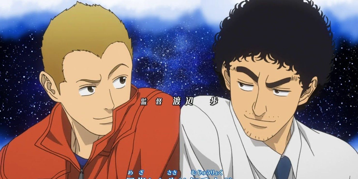 Mutta dan Hibito Nanba berdiri berdampingan di depan latar belakang bintang-bintang di Space Brothers.