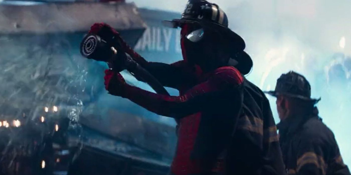 Spider-Man with a firefigther helmet in The Amazing Spider-Man 2