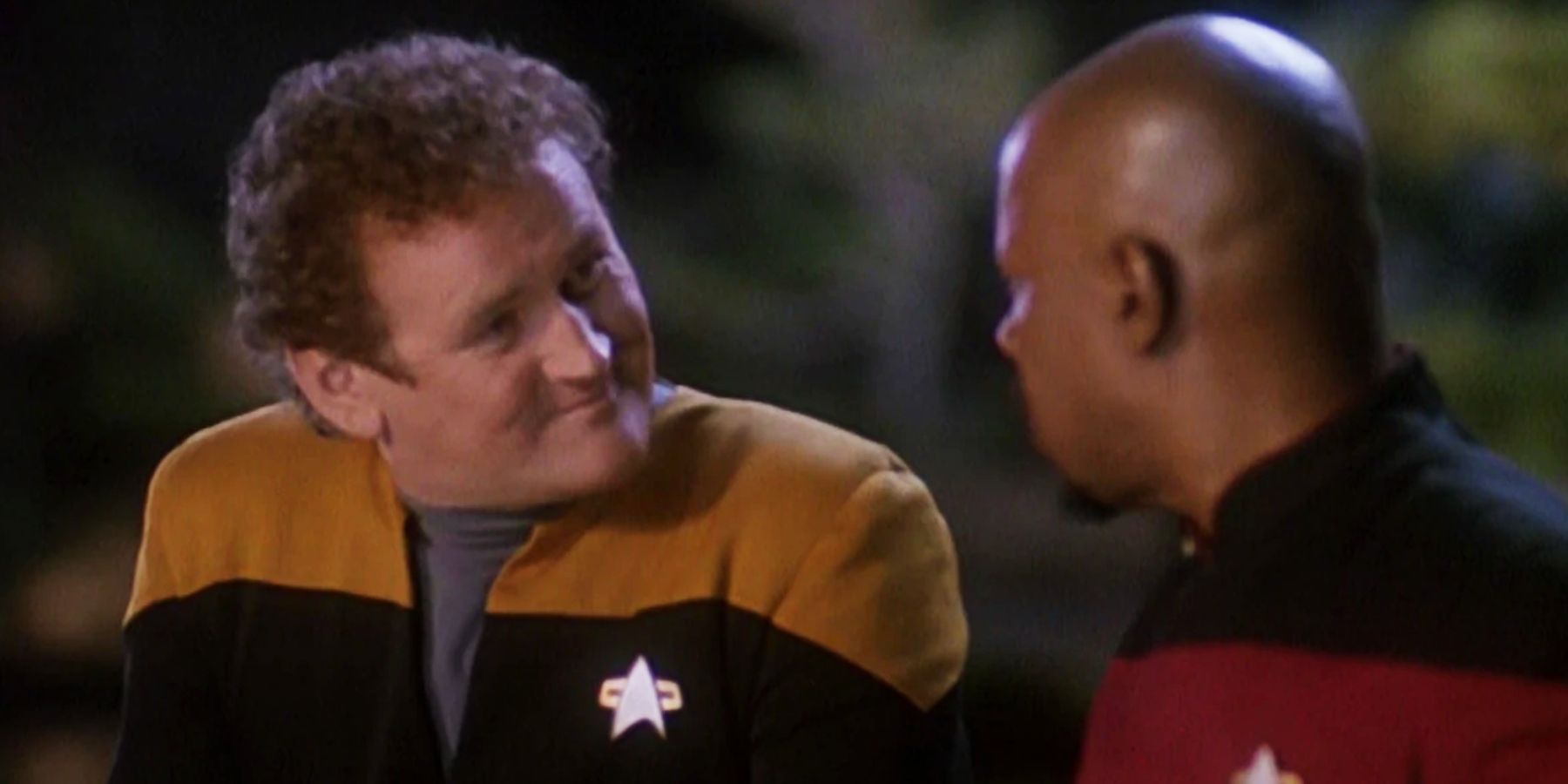 Colm Meaney como O'Brien Changeling fala com o Capitão Sisko de Avery Brooks em DS9