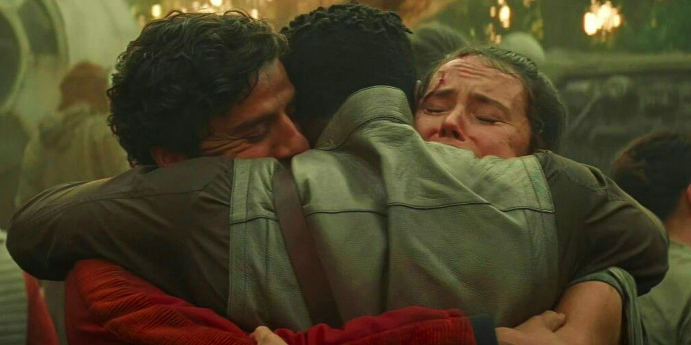 El trío central de The Rise of Skywalker de Rey, Finn y Poe abrazándose.