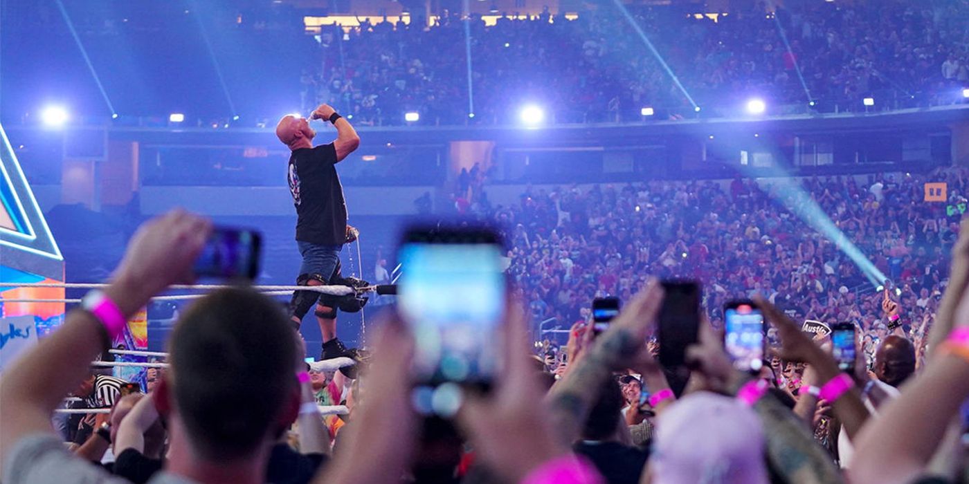Stone Cold Steve Austin comemora sua vitória sobre Kevin Owens na WWE WrestleMania 38.