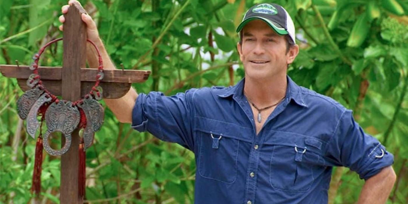 Jeff Probst apoiado no ídolo da imunidade