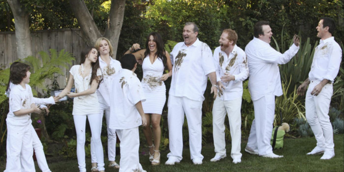 The cast of Modern Family smiling for a photo