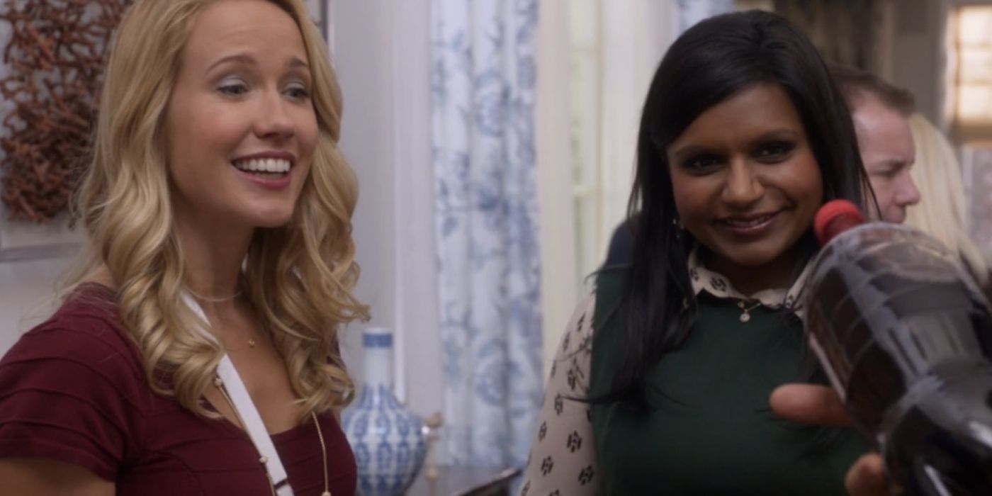Gwen (Anna Camp) and Mindy (Mindy Kaling) standing together on The Mindy Project