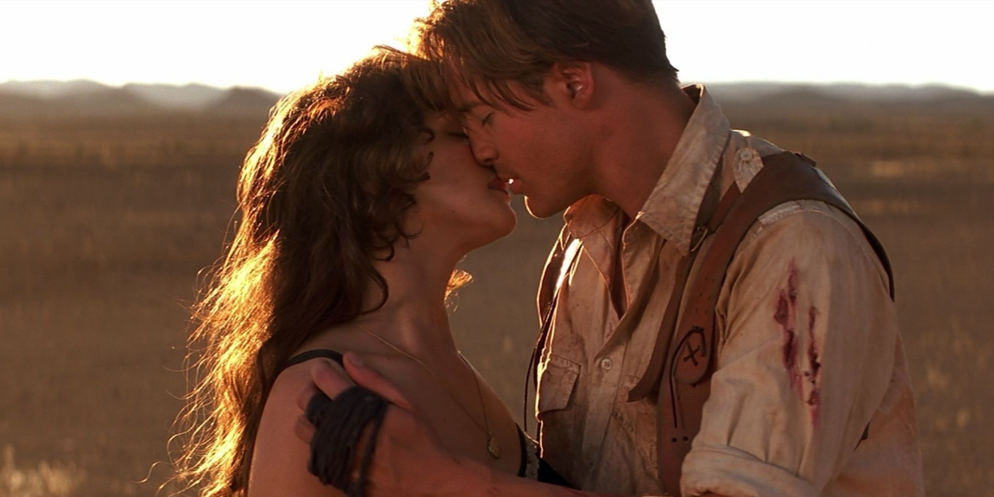 Rick and Evie kiss in the desert in The Mummy