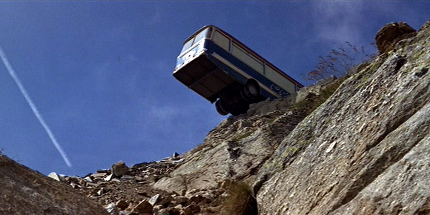 The_bus_hangs_over_a_cliff_in_The_Italian_Job