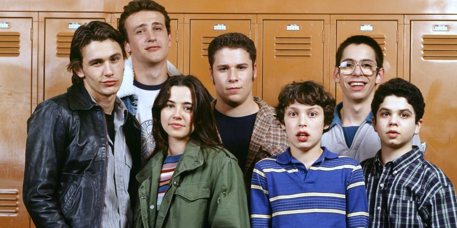 The cast of Freaks and Geeks standing by lockers