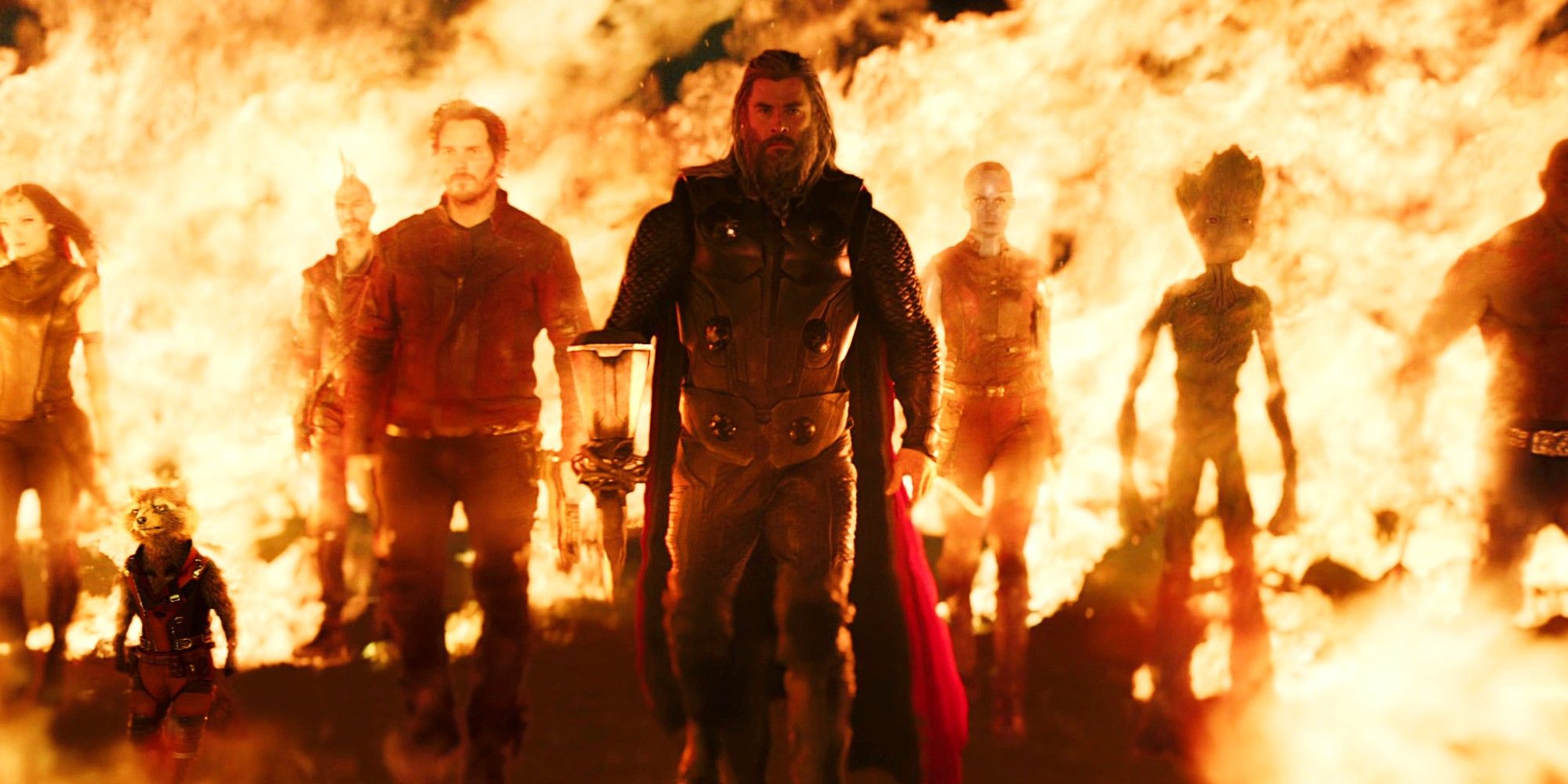Thor y los Guardianes de la Galaxia caminando a través del fuego en Thor Love and Thunder