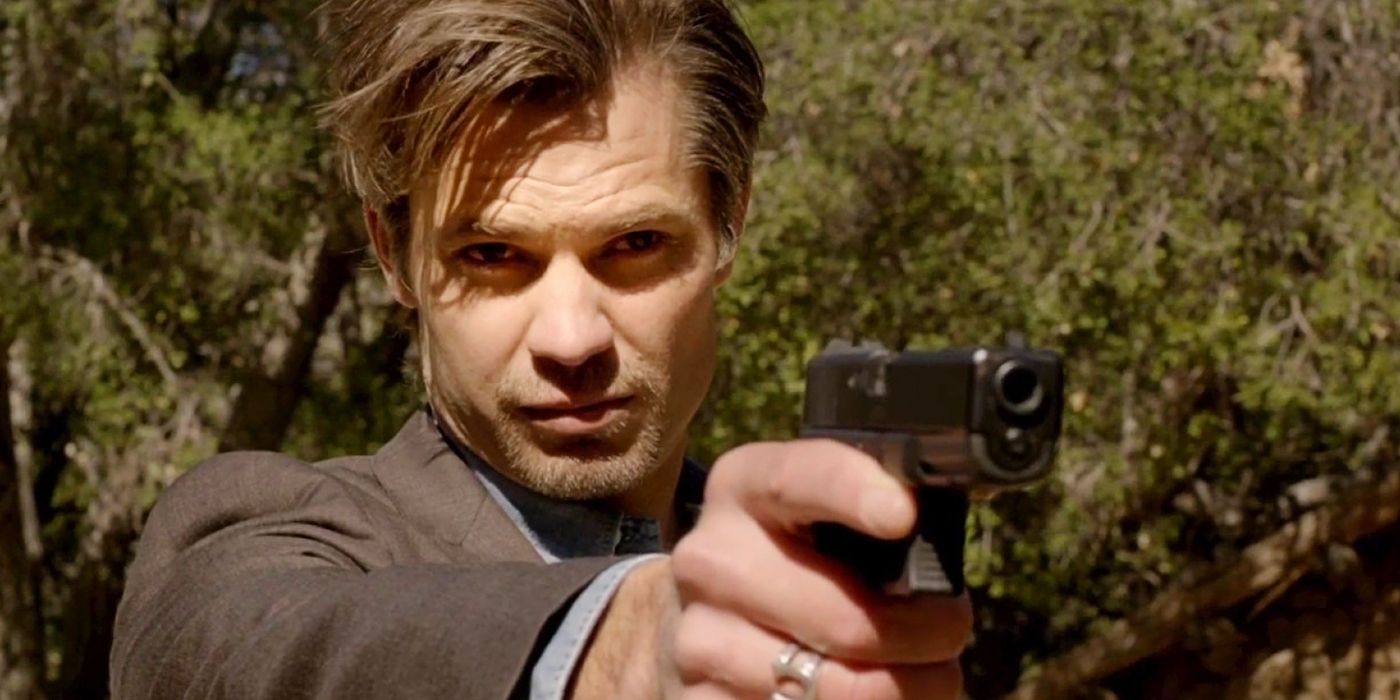 Timothy Olyphant as Raylan Givens pointing a gun in Justified.