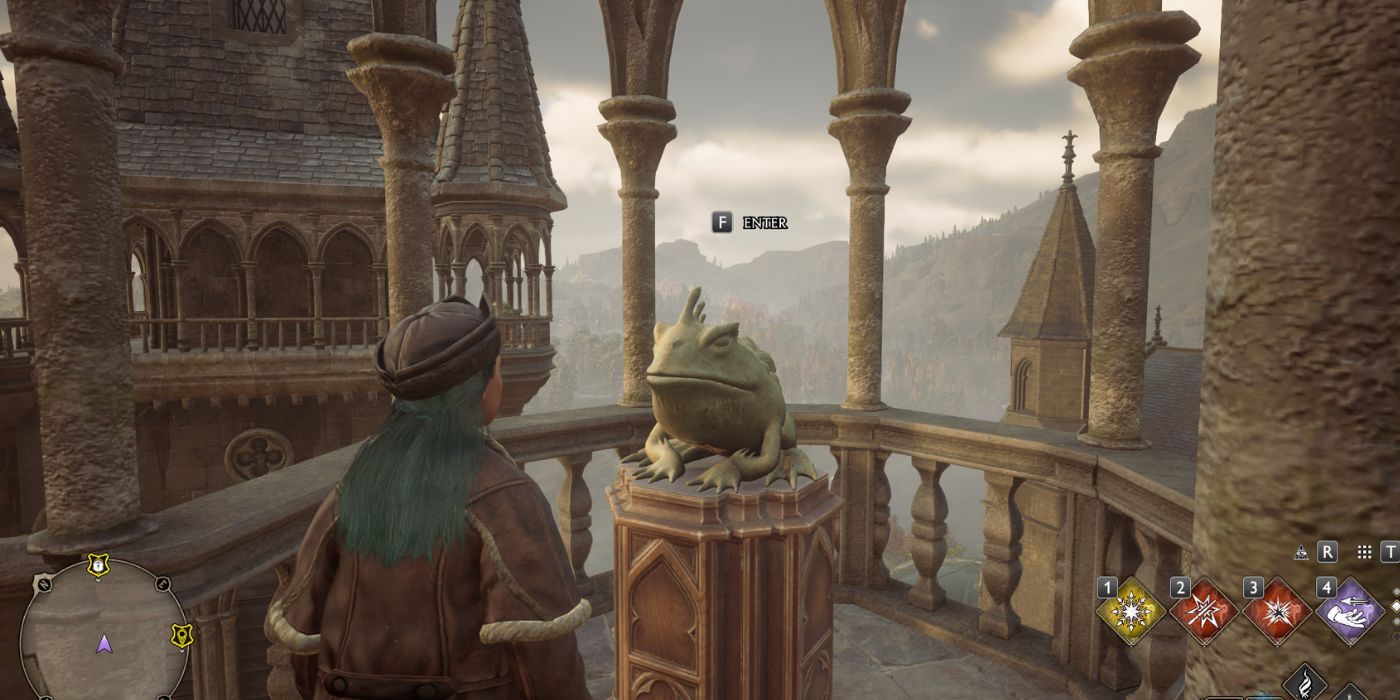 Um jogador olhando para uma estátua de sapo no legado de Hogwarts, sendo solicitado a entrar na estátua.