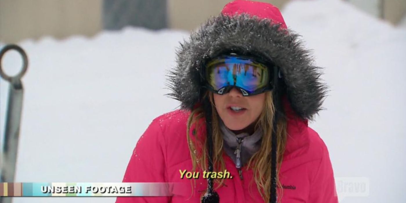 Vicki crie après quelqu'un dans la neige sur RHOC
