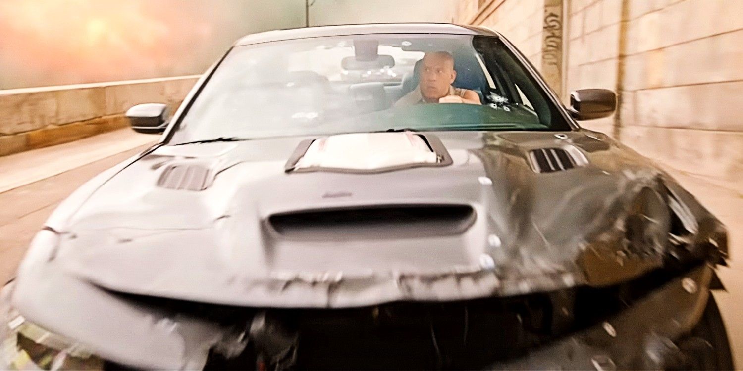 Vin Diesel como Dom Toretto dirigindo um carro destruído em Fast X