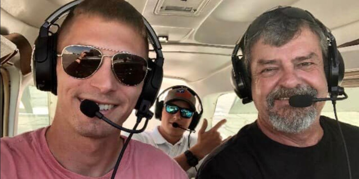 Welcome To Plathville três caras em um avião com fones de ouvido