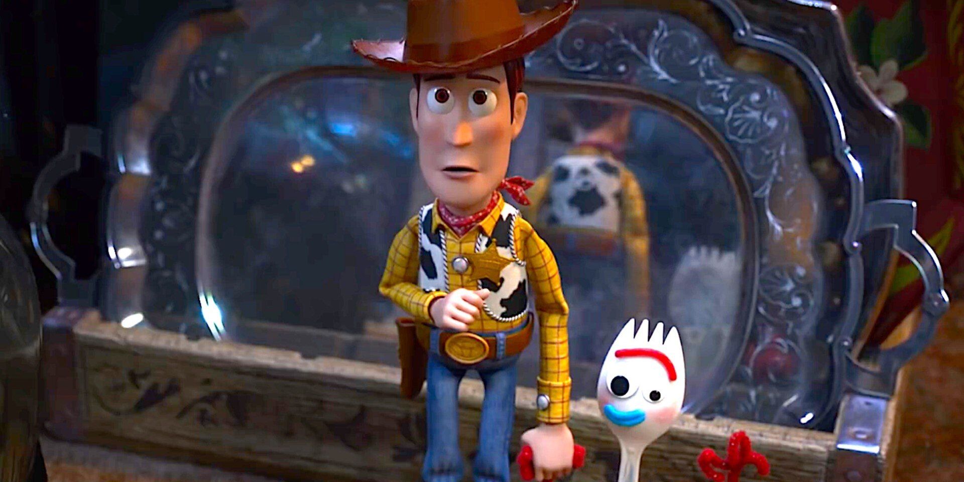 Woody e Forky de mãos dadas em Toy Story 4