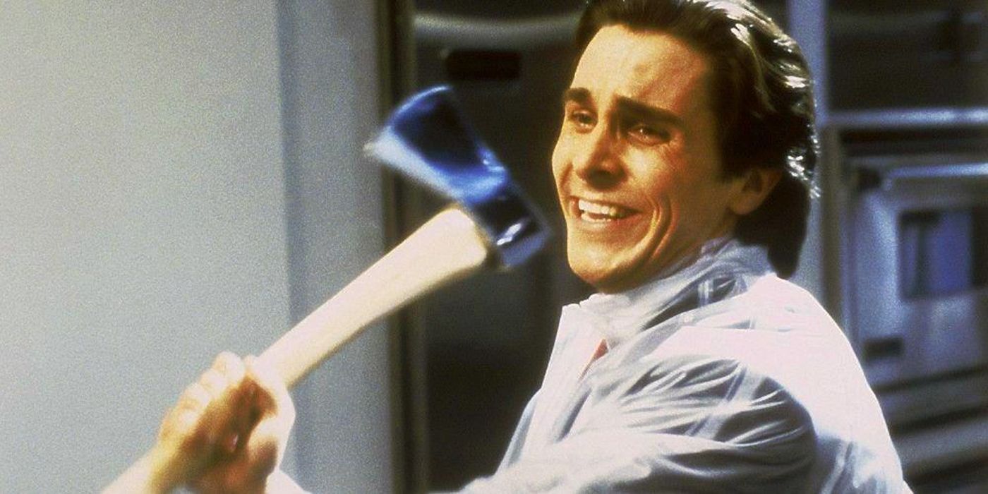 Christian Bale como Patrick Bateman em American Psycho balançando um machado descontroladamente em torno de seu apartamento em uma capa de chuva com um sorriso depravado no rosto.
