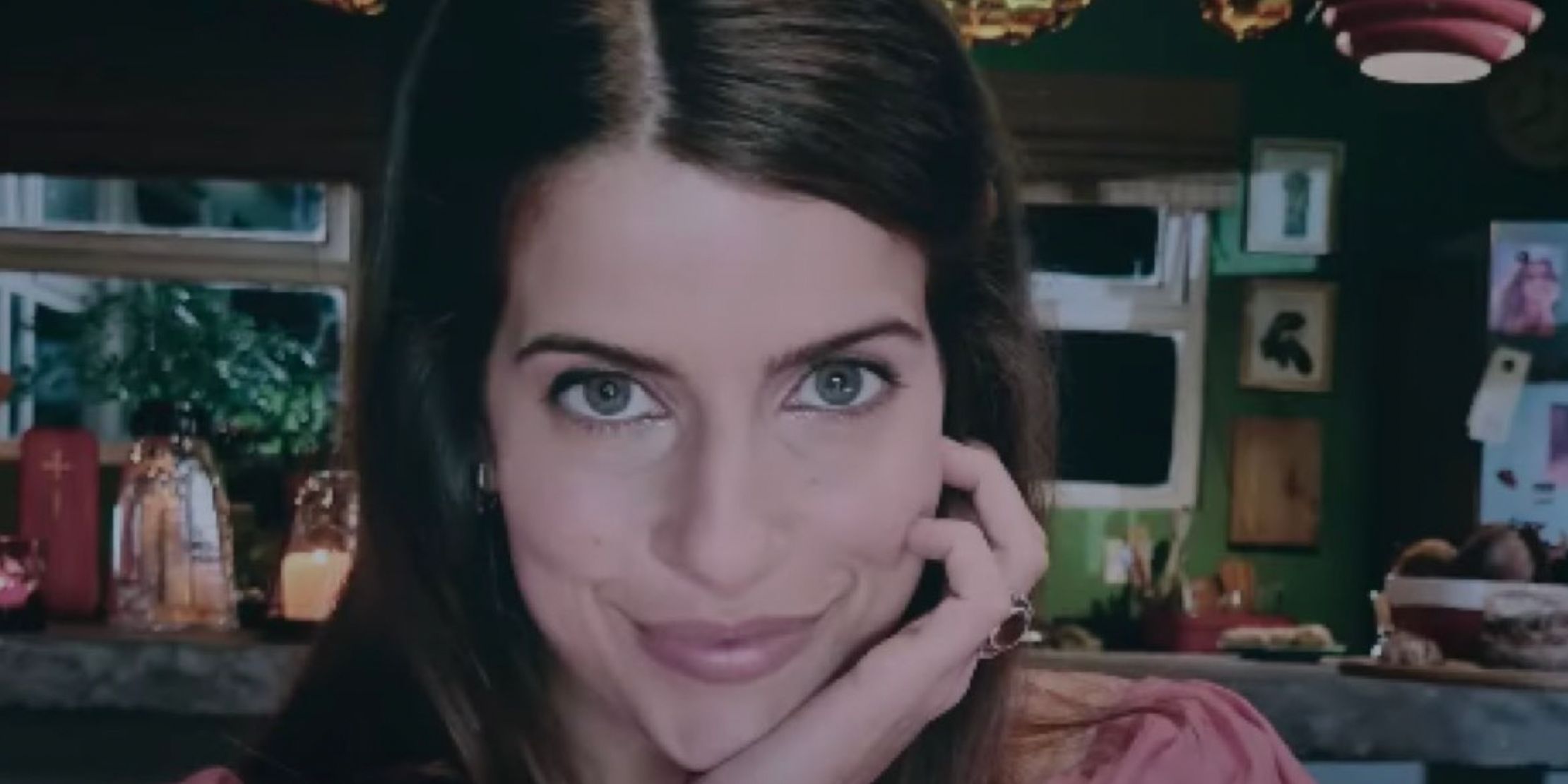 Um close de Maria Bopp na série brasileira The Followers