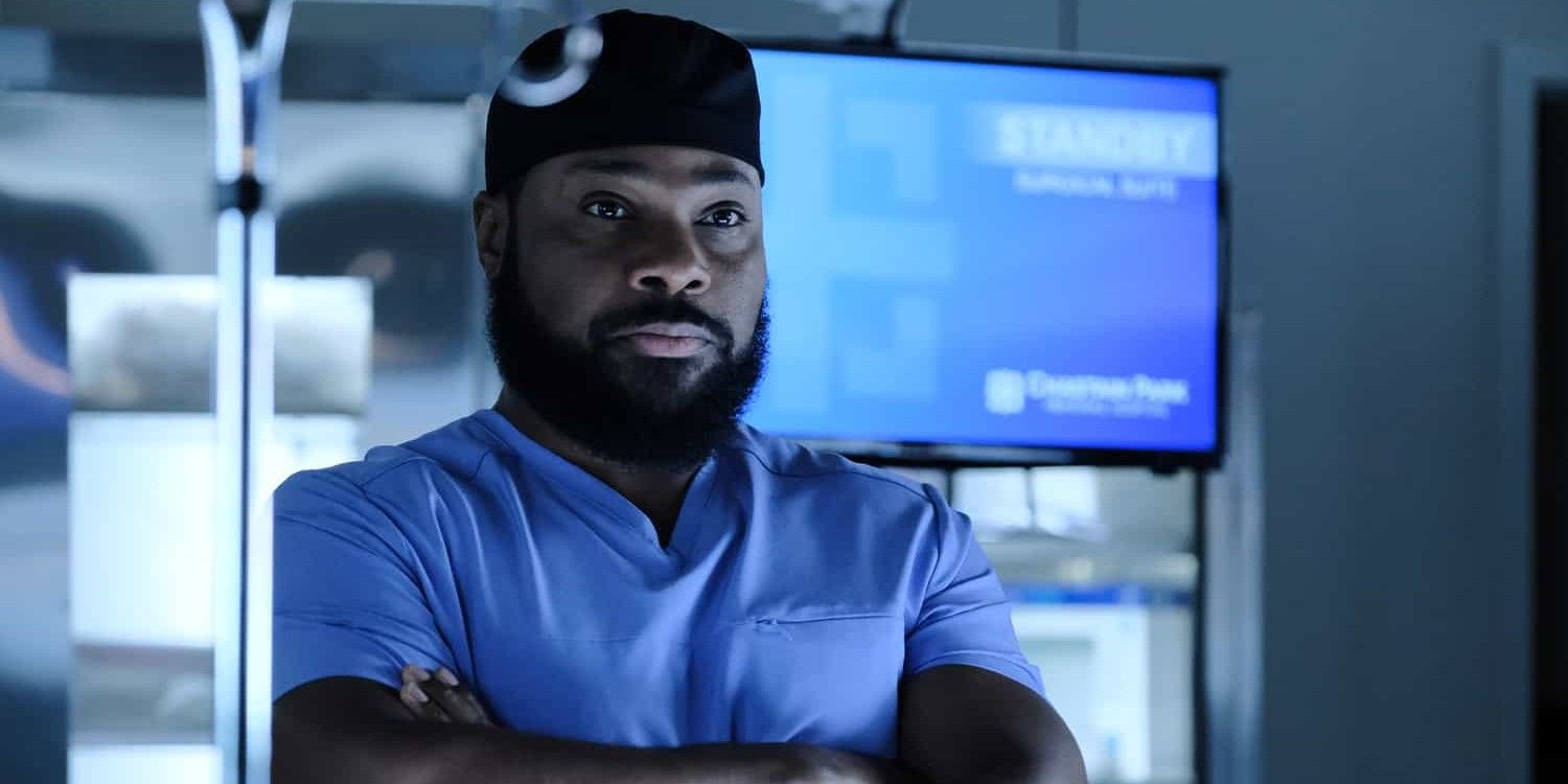 Malcolm Jamal-Warner als AJ mit ernstem Blick und verschränkten Armen von The Resident