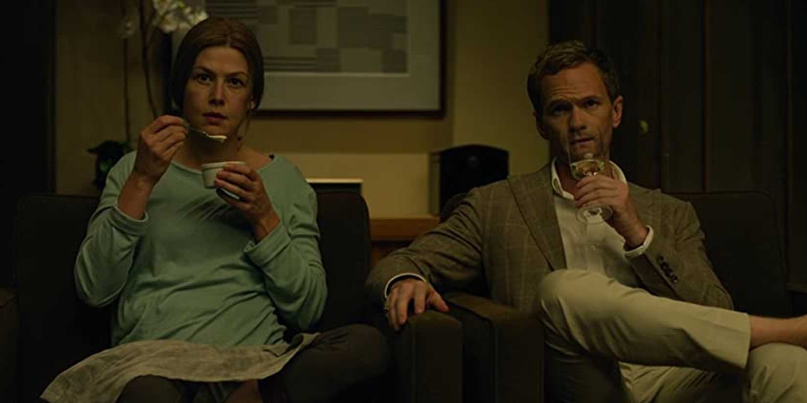 Amy (Rosamund Pike) and Desi (Neil Patrick Harris) watching TV in Gone Girl