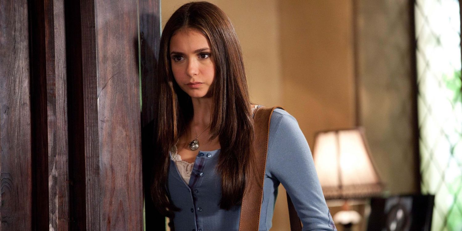 An image of Elena carrying a bag in The Vampire Diaries
