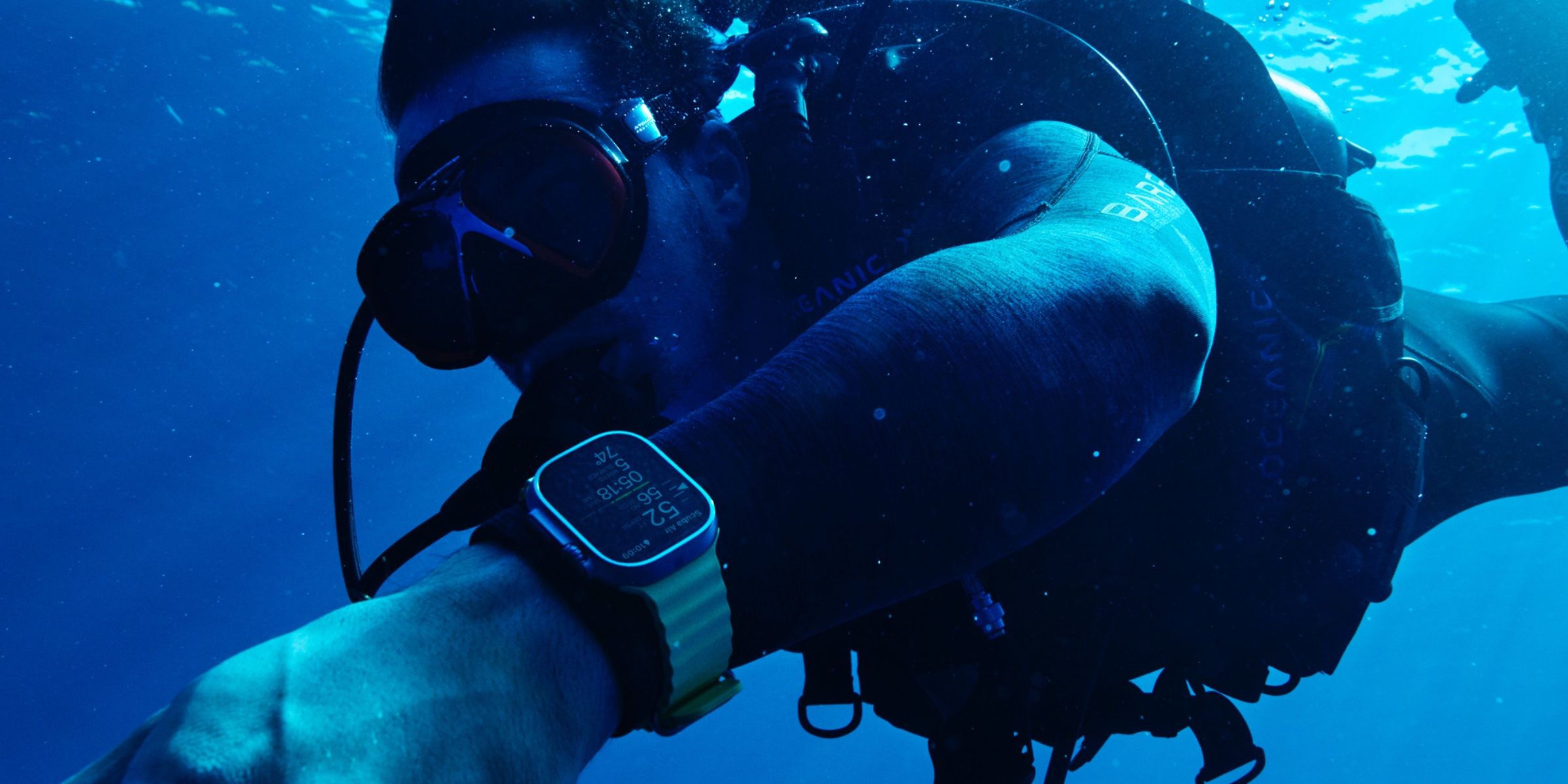 Un plongeur utilisant une Apple Watch à des niveaux de profondeur extrêmes.