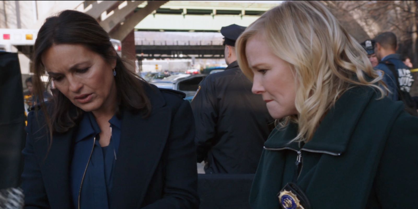 Benson at crime scene in Law &amp; Order: SVU