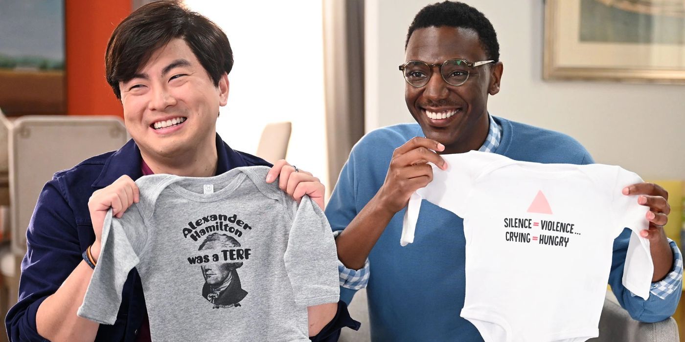 Bowen Yang et Jerrod Carmichael tenant des vêtements de bébé sur SNL.