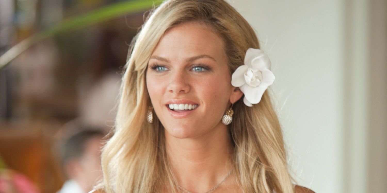 Brooklyn Decker smiling in Just Go with It