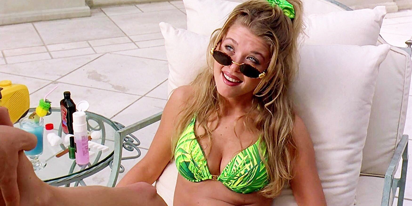 Bunny (Tara Reid) sunbathing in a green ʙικιɴι while painting her nails in The Big Lebowski