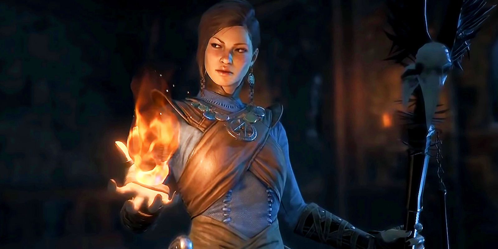 Una Hechicera en Diablo 4, sosteniendo un bastón en una mano y levitando una bola de fuego conjurada en la otra.