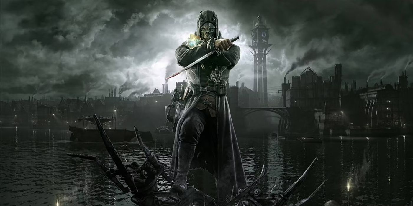 Corvo está segurando sua espada em frente a uma cidade steampunk sombria e infestada de pragas na arte promocional de Dishonored