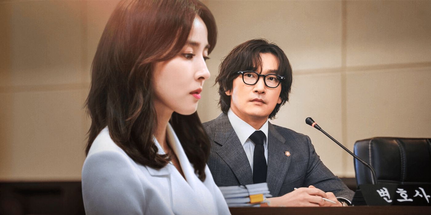 Divorce Attorney Shin looking at Lee Seo-Jin while on the stand