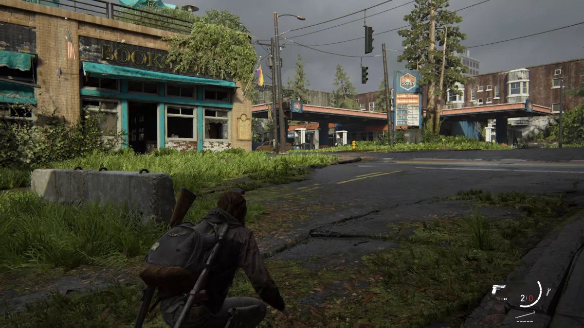 Ellie regardant la librairie en face d'une station-service dans The Last Of Us Part 2