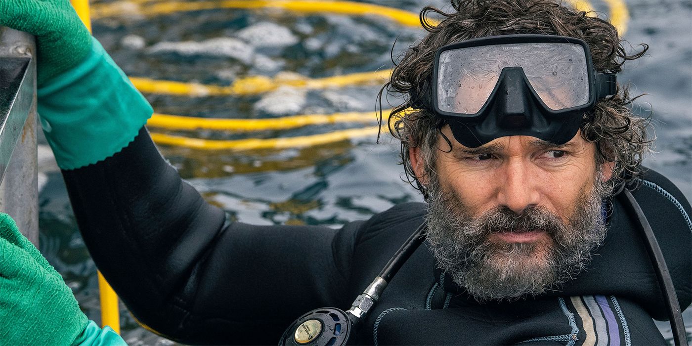 eric bana climbs a boat in blueback