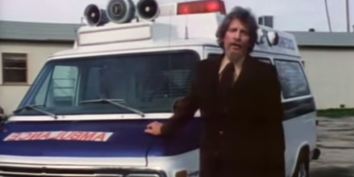 Seorang pria berdiri di samping ambulans di Faces of Death II