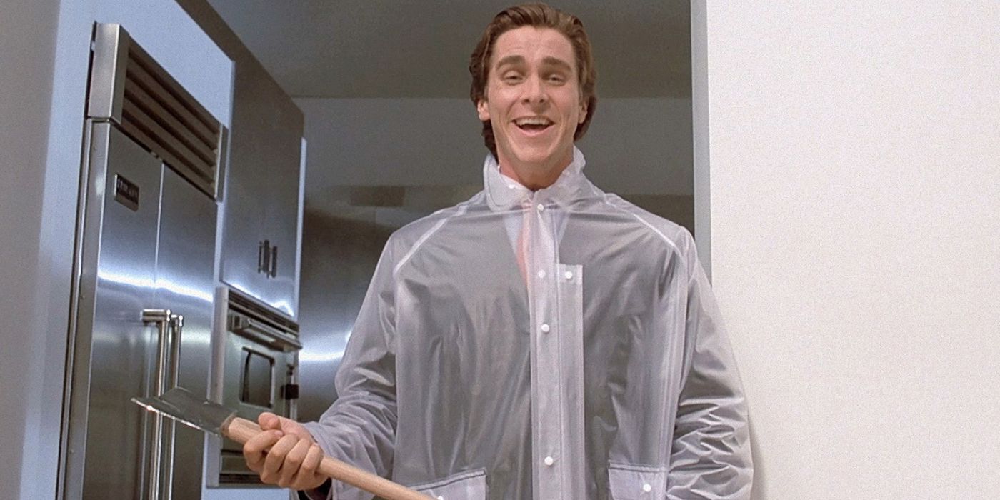 Christian Bale como Patrick Bateman segurando um machado com um sorriso brilhante no rosto e um avental transparente sobre o terno em American Psycho