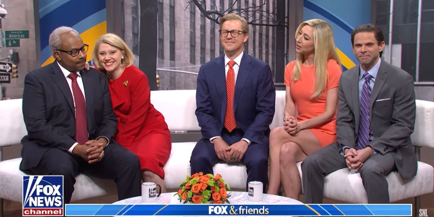 Kenan Thompson, Kate McKinnon, Alex Moffat, Heidi Gardner et Mikey Day assis sur un canapé se faisant passer pour des personnalités de Fox & Friends sur SNL.