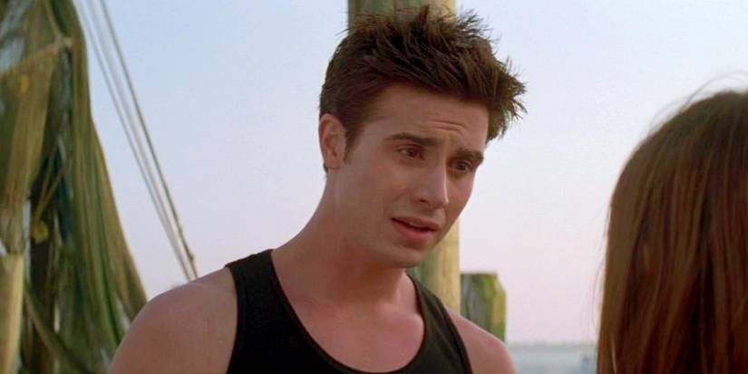Freddie Prinze Jr. as Ray on a boardwalk talking angrily in I Know What You Did Last Summer.